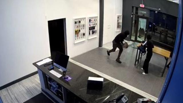 Thieves taking money from the iTechShark Electronics in Brentwood (Credit: Sayed Ahmed)